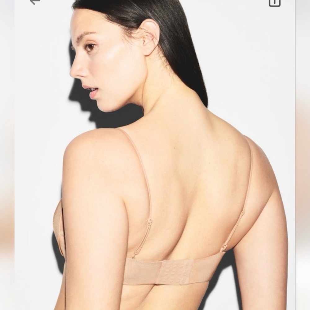 SKIMS WIRELESS FORM MICRO STRAP PLUNGE BRA | CLAY 38C - Picture 2 of 4